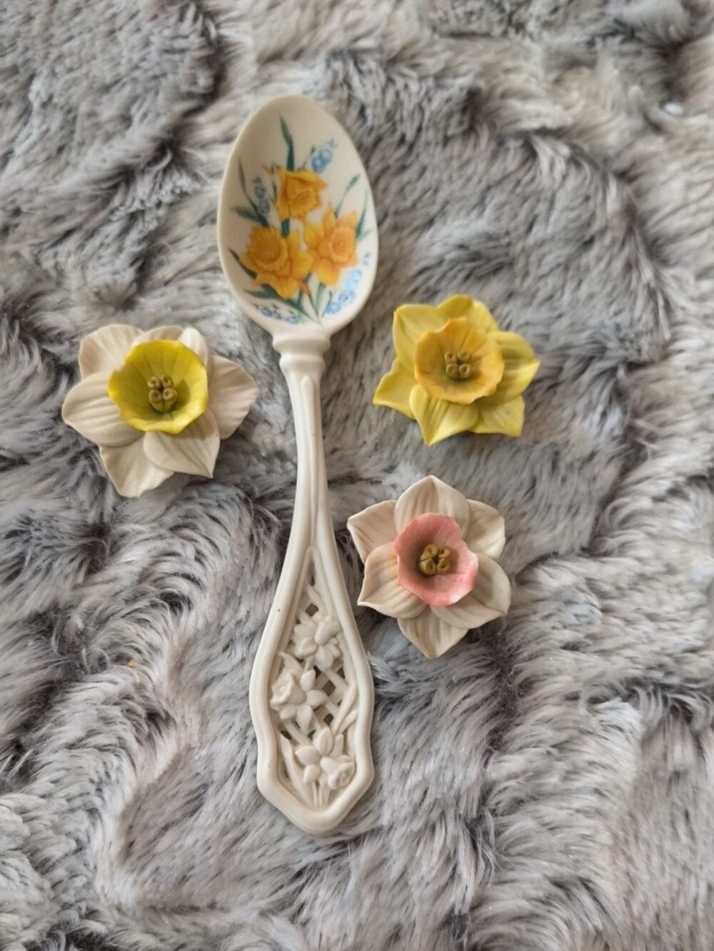 Collector's Items Lot Avon 1988 White Ceramic Floral Spoon with Daffodils